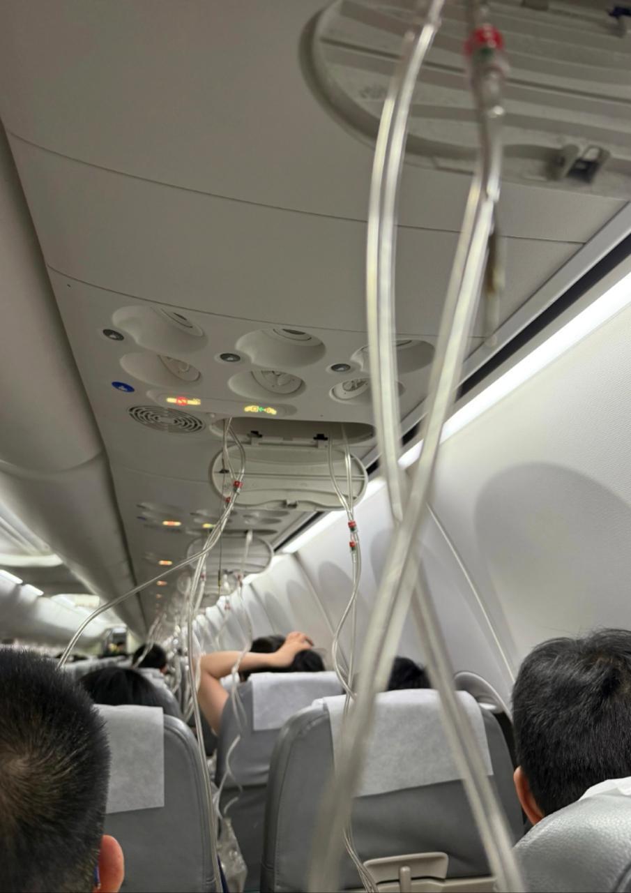 上海飞东京航班疑从万米急降至三千米，乘客称氧气面罩掉落，多方回应 ...